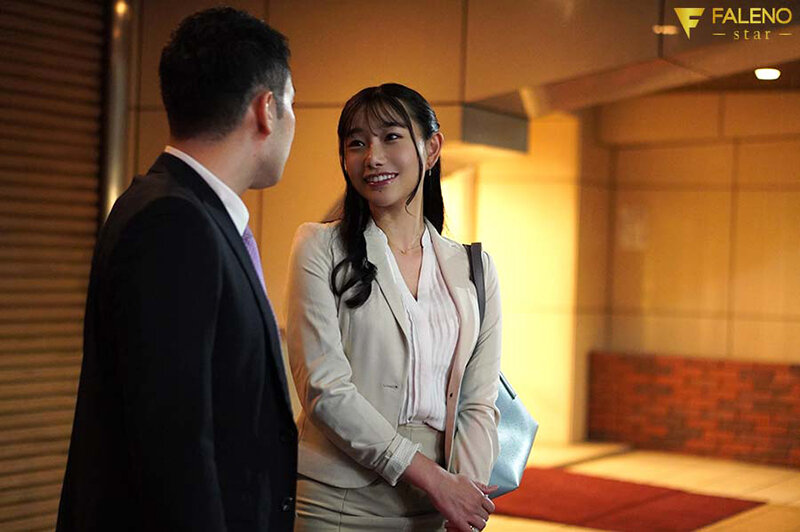 「足/脚」 終電逃して後輩女子の家に泊まったら…ノーブラ部屋着での無自...