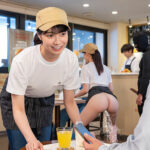 「足/脚」 「いらっしゃいませお客様、スマイルカフェです」接客中は何をされても常に笑顔の、顧客満足度最高水準のカフェ店員に密着 『FANZA』