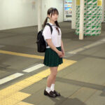 「足/脚」 つきまとい03 二つ結びで活発そうにリュックを揺らして電車通学をする子の制服・私服姿の長期盗撮記録 『FANZA』