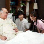 「足/脚」 NTR介護 「ジジイの言うことを真に受けるな」と教えたのに、純粋な妻はつい優しく接してしまい、付け込まれてセクハラを受け、要求がエスカレートして中出しセックスされる 月野かすみ 『FANZA』