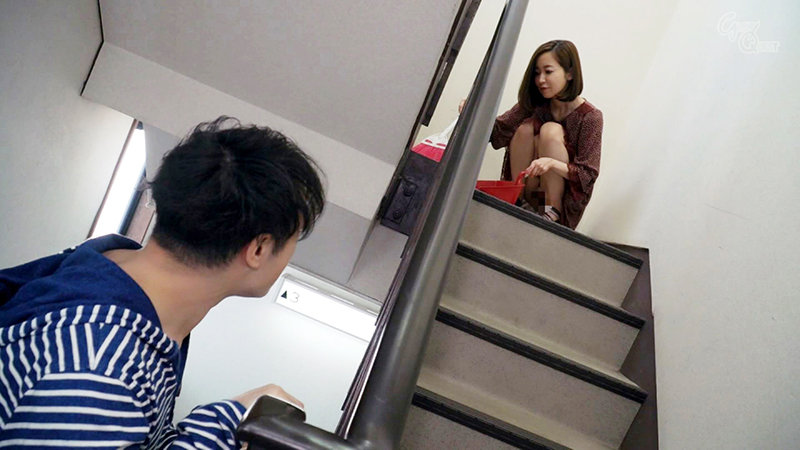 「足/脚」 ノーブラノーパンで挑発してくるスケベ奥さんが隣に引っ越して...