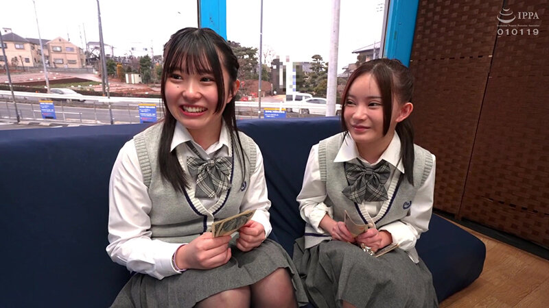 「足/脚」 ペロマンクンニ我慢対決！親友J〇が挑戦する‘3回イったら負...