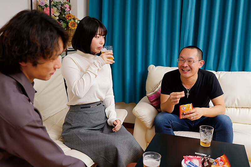 「足/脚」 絶倫巨乳妻を持て余した俺は、デカチンの親友に寝取ってもらっ...