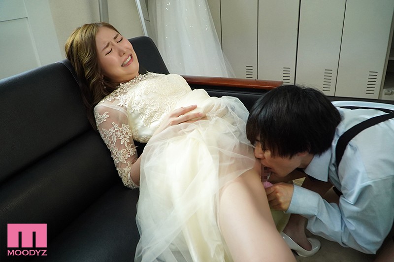 「足/脚」 結婚式中、親族が側にいるのにワレメ大好きショタ坊のスカート...