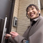 「足/脚」 素人妻が一般大学生の自宅にコンドーム1つ渡され一泊 一度のゴム姦では満足できず宿泊中2度もガチ中出しを許してしまう 騎乗位でミルクをまき散らす母乳妻 ふみなさん33歳 『FANZA』