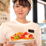 「足/脚」 「お待たせしましたお客様、スマイルカフェです」接客中は何をされても常に笑顔の、顧客満足度最高水準のカフェ店員に密着 ゆら（22） 『FANZA』