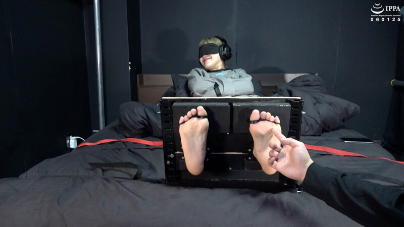 「足/脚」 「足枷で足裏徹底くすぐり！ 拘束衣で抵抗できない弱点の足裏...