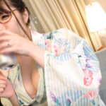 「足/脚」 男根inホテル！あいなちゃんに革命を。旦那のために育乳をしているGカップ！揉み応え抜群のプリケツにパイパンマ●コ！浴衣を着たまま●すッ！「あかん！こんなイイち○こもう逃がさへんw」窓を開け開放セックス！オイルでヌルテカ淫靡セックス！中出し顔射の連続… 新川愛七 『FANZA』