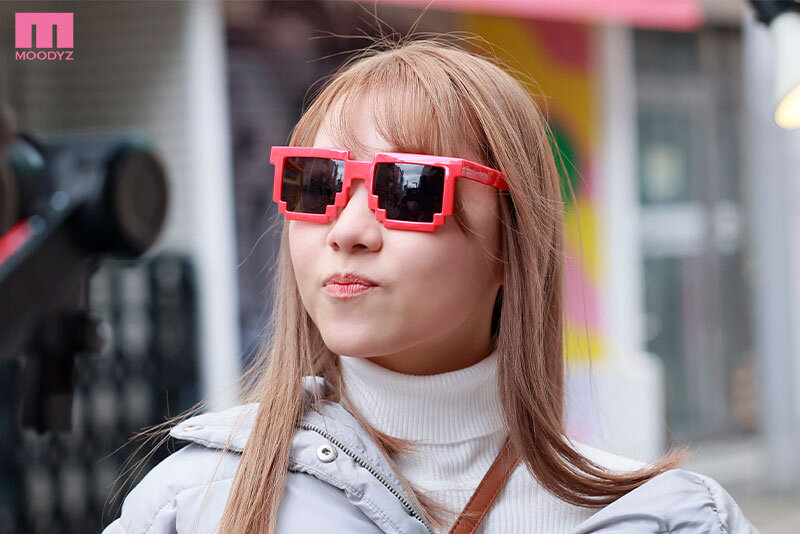 「足/脚」 新人 こう見えて、脱いだら超絶品スレンダーちゃん！ 笑顔が...