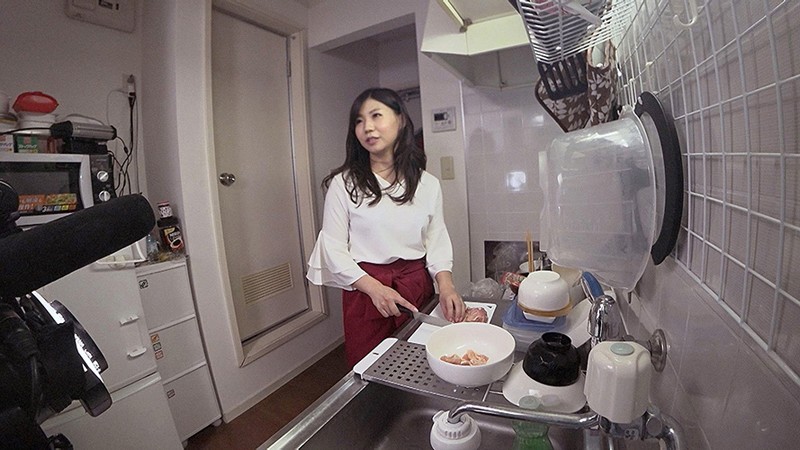 「足/脚」 素人妻が一般大学生の自宅にコンドーム1つ渡され一泊 一度の...