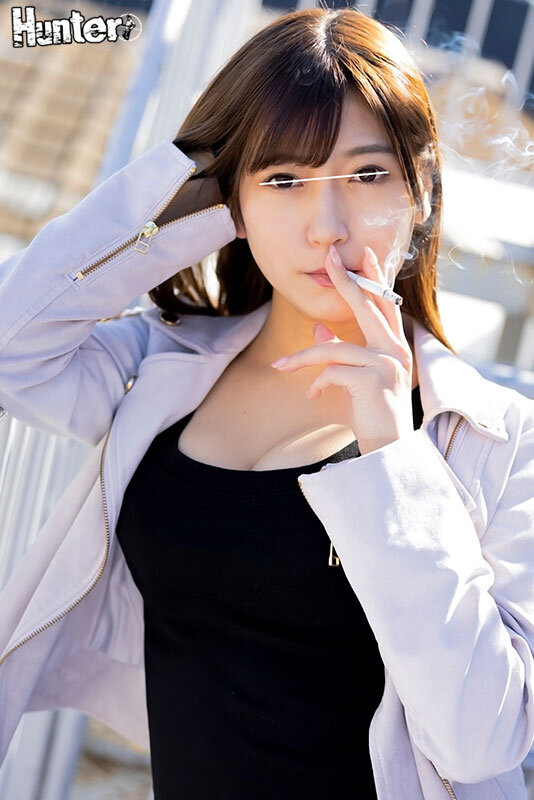 「足/脚」 「私がシテあげよっか？」いつも外でタバコをふかしている隣の...