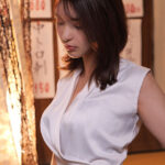 「足/脚」 生意気OLが出張先ホテルでセクハラ中年上司と2人きり。 いつもキモいと思っていたのに朝まで萎えない絶倫チ●ポに彼氏よりもメロメロ快楽堕ち。 倉木華 『FANZA』