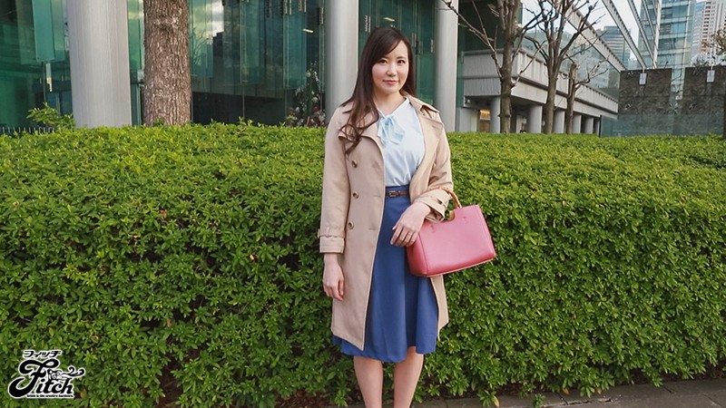 「足/脚」 スラリと伸びた長い脚の高身長スタイルと天然巨乳が美しい笑顔...