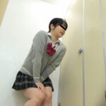 「足/脚」 隠撮 清楚な女子達の失態...場違い爆尿漏らし3 1/2 『FANZA』