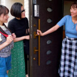 「足/脚」 スケベ姪っ子にスカートもぐりクンニされ夫がいる至近距離でイってしまった叔母さんはレズられても拒めない 『FANZA』