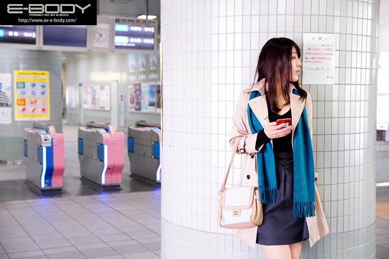 「足/脚」 E-BODY専属人妻デビュー 美乳 美腰 美脚 3美一体ミ...