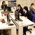 「足/脚」 黒パンスト美脚＆神尻女子社員だらけの会社に男はボク1人！やっとの思いで転職できた会社は女子社員だらけで男はボク1人！常日頃から仕事が忙しく… 『FANZA』