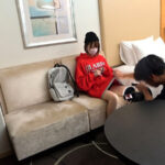 「足/脚」 【超美麗パイパン♪マスク取っても激かわ奇跡のスレンダーJDと円光性交】ボーイッシュな服装の下は極上スレンダーボディ♪すべすべパイパンから愛液が溢れ、衰え知らずのオジさんチ○ポにイキまくる！追加料金で生ハメ中出し絶頂の…【￥￥￥♯りお♯20歳♯大学生♯003】 『FANZA』