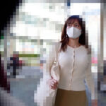 「足/脚」 痴●電車＃004 巨乳を強調し街を闊歩する芸能人ロ●ラ似の変態女 『FANZA』