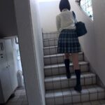「足/脚」 階段女子校生 サテン系つるつるパンツ女子校生を覗き倒す編 『FANZA』