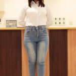 「足/脚」 マ〇コの精液が乾く暇もない堕落女医がついに逆狩りをし始める。今日も大胆に股を広げオナニーしながら挑発し、襲ってくるのを待っている。汐見唯 『FANZA』