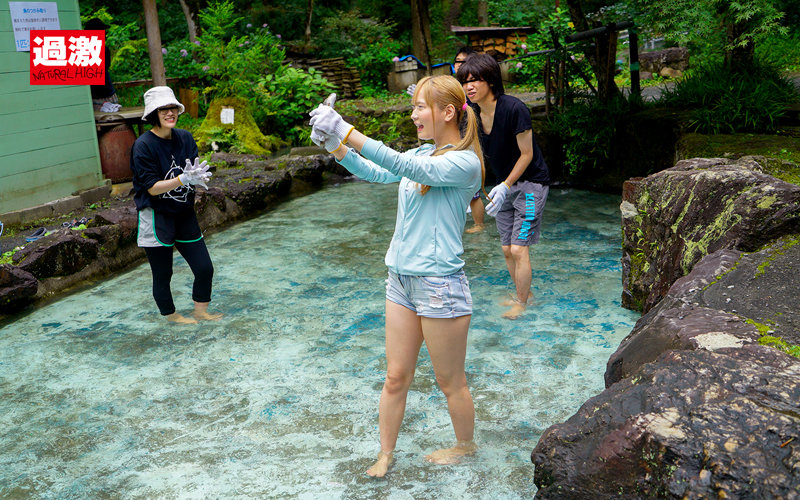 「足/脚」 キャンプ場でリモバイを入れられホットパンツから滴るほど失禁...