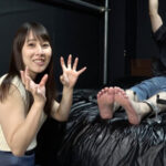 「足/脚」 【F/M】綺麗なお姉さんによるはじめてのM男足裏拘束くすぐりプレイ！ 野上しおり 『FANZA』