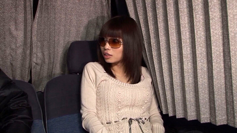 「足/脚」 脱げば脱ぐほどエロくなる魔性の人妻！180度開脚で大股開い...