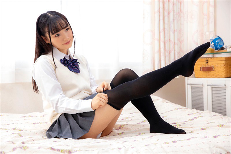 「足/脚」 媚薬を飲んだニーハイ制服女子が絶対に離れられないカニバサミ...