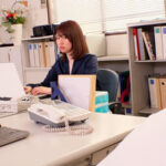 「足/脚」 Tシャツからビーチク浮き出てる男子に身体を密着させて乳首責め＆おヘソの所で硬くなってるチ○ポには太腿スリスリで迎撃！ 『FANZA』