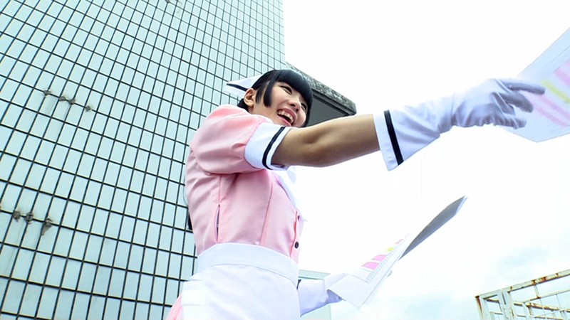 「足/脚」 駆け出しタレントのうっかり！？あざとい舞台裏パンチラ 初々...