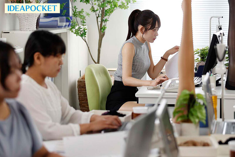 「足/脚」 パンストフェチを買われストッキング開発部に配属 好きすぎて...