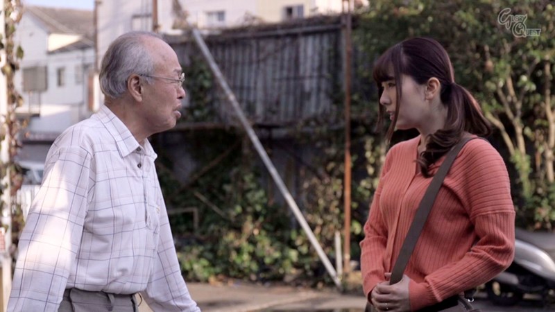 「足/脚」 人妻を粘着痴●するストーカー老人 波多野結衣 『FANZA...