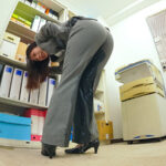 「足/脚」 【お漏らしセクハラ】残業中のオフィスで二人きり、媚薬利尿剤で早漏敏感化した若手ま○こを刺激して何度も失禁イキさせられるデカ尻部下OL 松井日奈子 『FANZA』