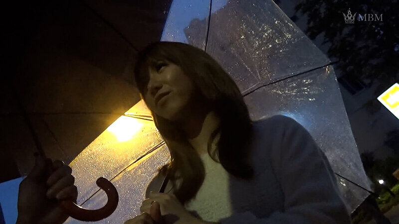 「足/脚」 街行くミニスカ美人若妻さんをモデル事務所と偽ってナンパして...