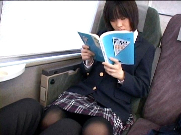 「足/脚」 対面座席で脚を絡ませても抵抗しない女子校生はシートに染みが...