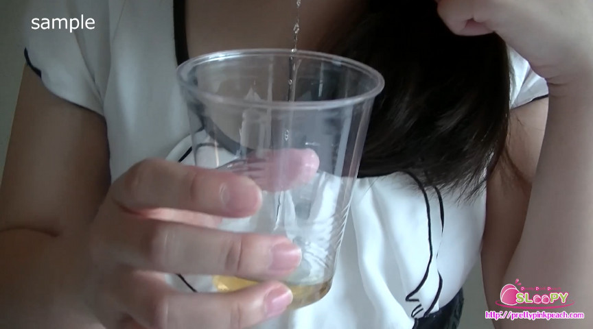 『フェチ』 【飲尿】ハーフ顔、美形お姉さんの飲尿初体験！ 「DUGA」