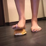 『フェチ』 ハンバーガーをツバと足で踏みつぶしてみました！ 「DUGA」