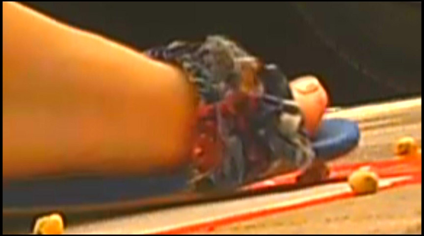 『フェチ』 女子大生がカタツムリとイモムシを踏み潰す！ 「DUGA」