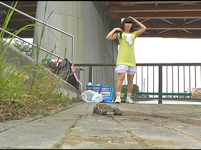 『フェチ』 短靴やサンダルでヒキガエルを踏むあどけない女の子！ 「DU...