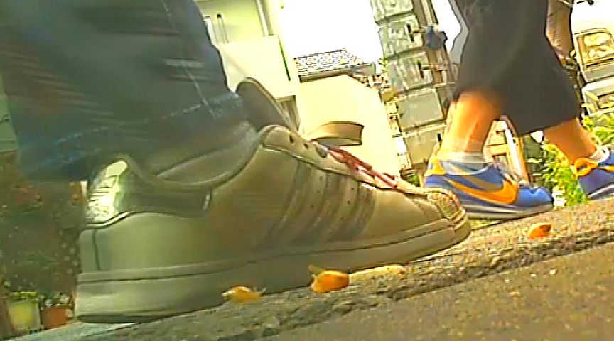 『フェチ』 カタツムリとイモムシが2匹同時に踏み潰される！ 「DUGA...