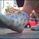 『フェチ』 夏の女子大生の足が路上を這うイモムシを無残に踏み潰す 「DUGA」