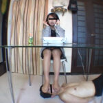 『フェチ』 足置き台の使用料は生足で潰した餌を恵んでやるだけ 「DUGA」