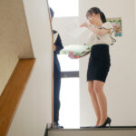 『フェチ』 胸チラをしているのに気付かず同僚に手を出しちゃった俺 「DUGA」