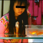 『フェチ』 黒髪少女が金魚を素手で握りつぶしナマ足で踏み潰す！ 「DUGA」