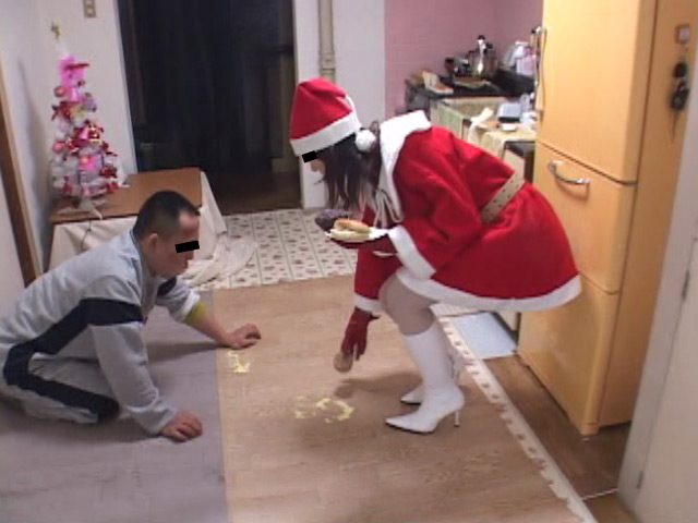 『フェチ』 サンタ女王様の白ブーツ踏み潰し 「DUGA」