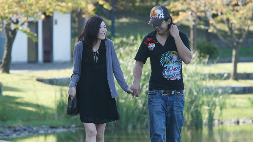 『フェチ』 切れ長の目に泣きぼくろ髪をかきあげる仕草が艶っぽい女 「D...