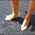 『フェチ』 スレンダー女性の黒＆白ヒールがイモリとザリガニを踏む 「DUGA」