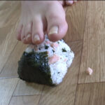 『フェチ』 おにぎりを唾と足で踏み潰してみました！ 「DUGA」