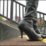 『フェチ』 ロングブーツと赤タイツがヒキガエルを踏み潰す！ 「DUGA」